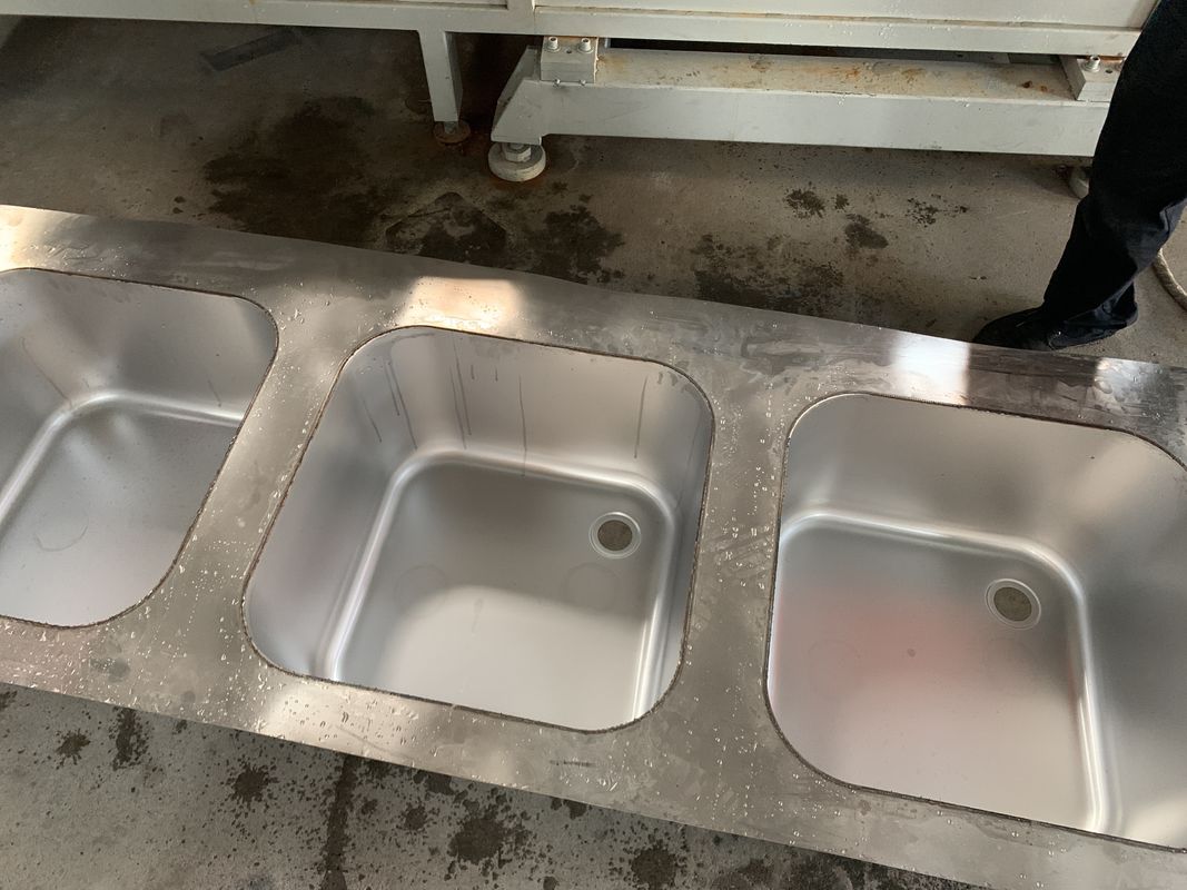 Otomatik dikiş kaynak makinesi İtalyan tipi paslanmaz çelik mutfak üçlü lavabo kabı için