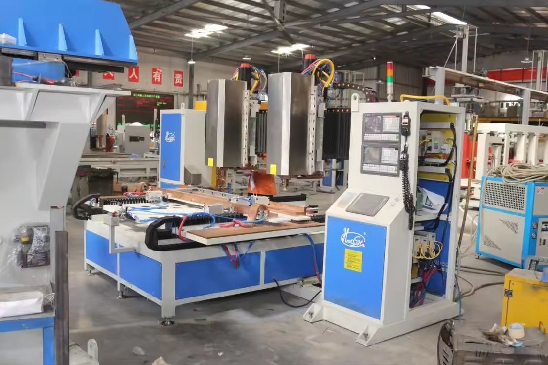 Yedi 7Axis Cnc Nokta kaynak makinesi Çift Başlı Otomatik Yaprak Metal Çamaşırhane için
