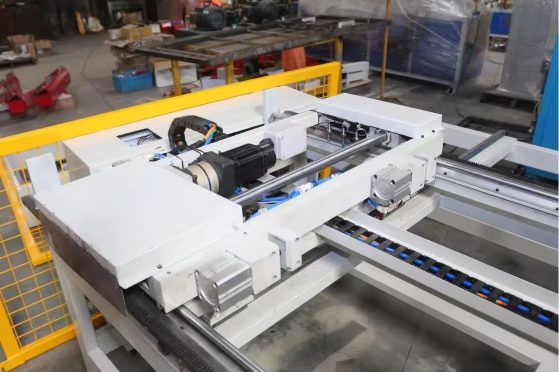 Yedi 7Axis Cnc Nokta kaynak makinesi Çift Başlı Otomatik Yaprak Metal Çamaşırhane için