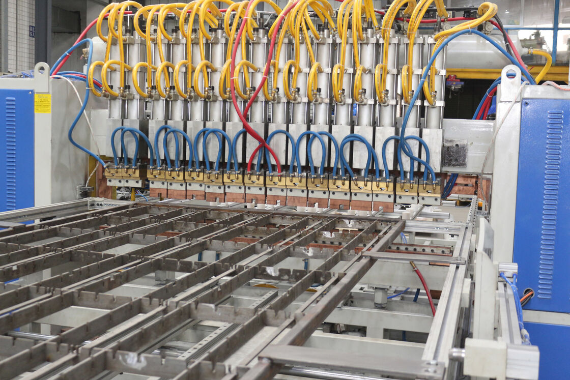 Enerji tasarrufu yapan otomatik tel raf kaynak makinesi, tel raf montaj hatları için istikrarlı performans ve kolay bakım sağlar