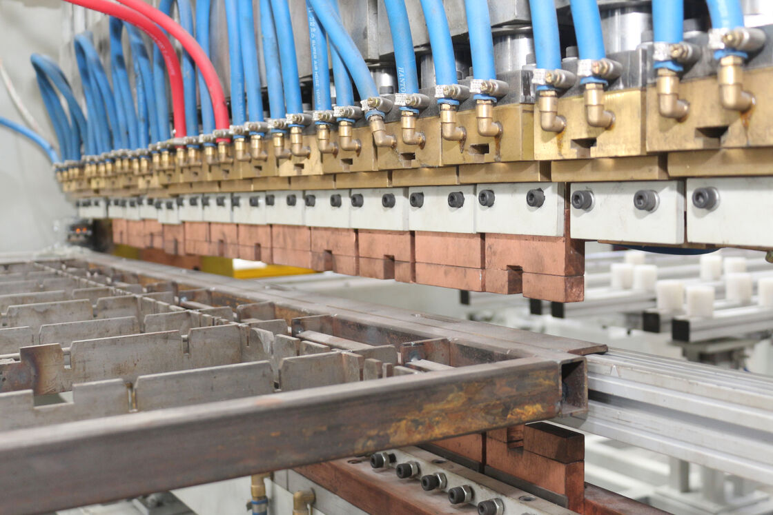 Çift katmanlı besleyici ve 10 elektrotlu otomatik besleme sistemi ile buzdolabı tel örgüleri gantry kaynak makinesi